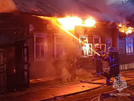 Два частных дома на площади 220 кв.м. сгорели на Лежневской в Иванове 